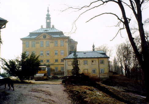 zámek Jièínìves – pohled ze dvora