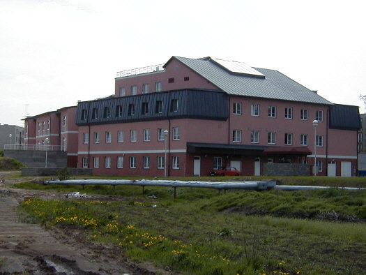 Hofmannova 574, zadní (východní) část, pohled od silnice na Popovice