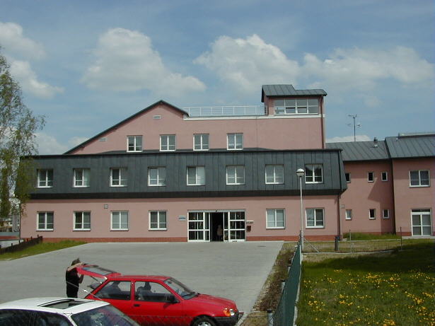 Hofmannova 574, vstup do objektu, pohled z ulice Přátelství