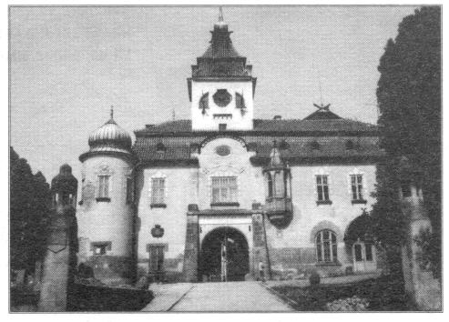 tvrz v Holovousích – pohled na část zámku